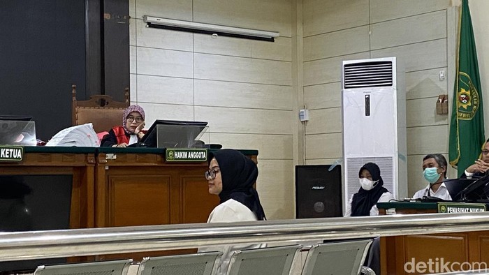 Terdakwa Zara Yupita Azra memberi kesaksian dalam sidang kasus PPDS Anestesi Undip, di PN Semarang, Kecamatan Semarang Barat, Kota Semarang, Rabu (6/8/2025).