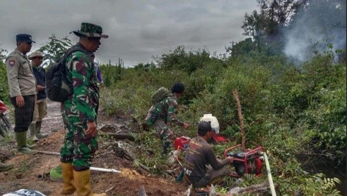 Tim saat memadamkan karhutla di Muara Enim.