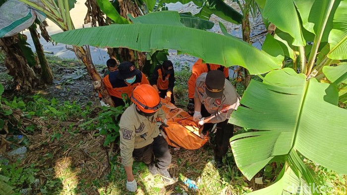 Tim SAR gabungan mengevakuasi jasad pria yang ditemukan mengambang di aliran Sungai Serayu, perbatasan Desa Sokawera dan Pegalongan, Kecamatan Patikraja, Kabupaten Banyumas, Rabu (6/8/2025).