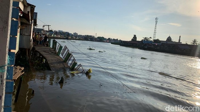 Titian di Kampung Hijau Banjarmasin ambruk.