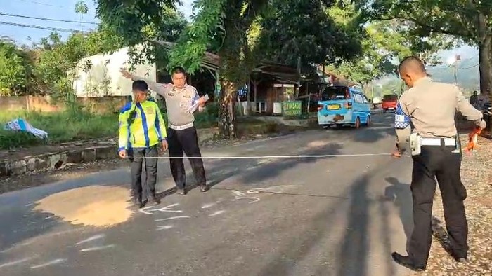 TKP kecelakaan yang menewaskan seorang buruh di Kota Sukabumi
