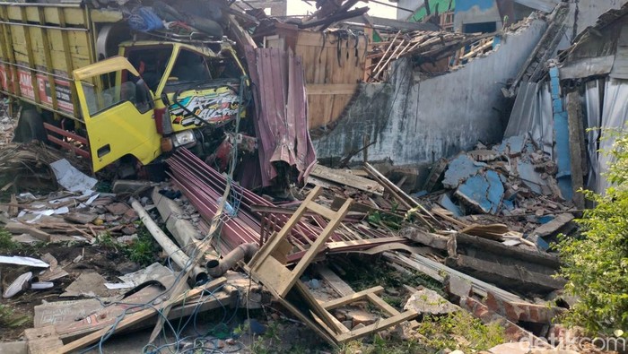 Toko Mebel di Jombang Ambruk Tertabrak Truk