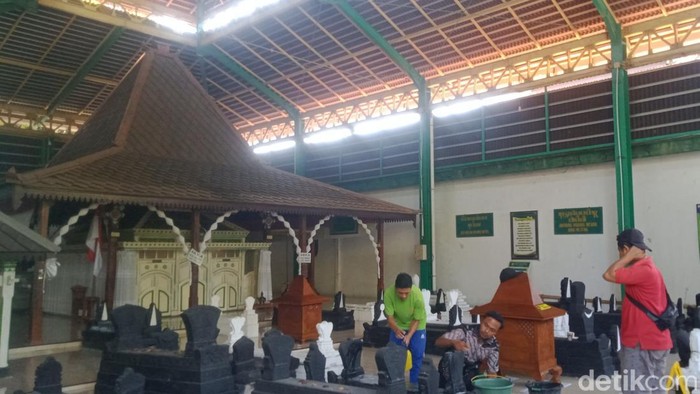 Proses bersih-bersih kompleks makam Ki Ageng Gribig jelang pelaksanaan Tradisi Saparan Yaaqawiyyu di Jatinom, Klaten, Rabu (6/8/2025).