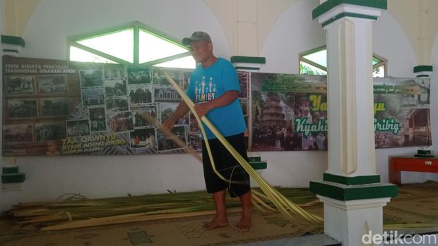 Proses bersih-bersih kompleks makam Ki Ageng Gribig jelang pelaksanaan Tradisi Saparan Yaaqawiyyu di Jatinom, Klaten, Rabu (6/8/2025).