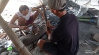 3. Proses kerajinan pisau dan arit
