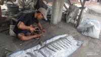 4. Aneka jenis pisau tertata sederhana di lapak Pak Bagong