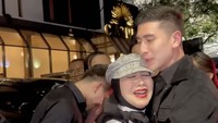 Athalla Naufal membuat Venna Melinda terharu bahagia setelah memberikan kotak berisi kunci mobil. Ketika melihat mobil putih dengan pita berwarna merah, Venna semakin lemas hingga nyaris jatuh dan tertahan oleh dekapan Verrell Bramasta. Foto: dok. Instagram @athallanaufal7