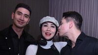 Athalla mengatakan itu adalah mobil temannya. Itu sebenarnya bukan prank. Aku bilang kadonya ada di dalam mobil. Kan, kalau orang kasih kado di-wrapping gitu sudah biasa. Mobil itu wrapping kadonya, jawab Athalla yang juga hadir pada kesempatan yang sama. Ternyata Verrell Bramasta yang saat kejadian baru sampai di lokasi, gak tahu soal rencana jahil Athalla ke Venna Melinda. Foto: dok. Instagram @athallanaufal7