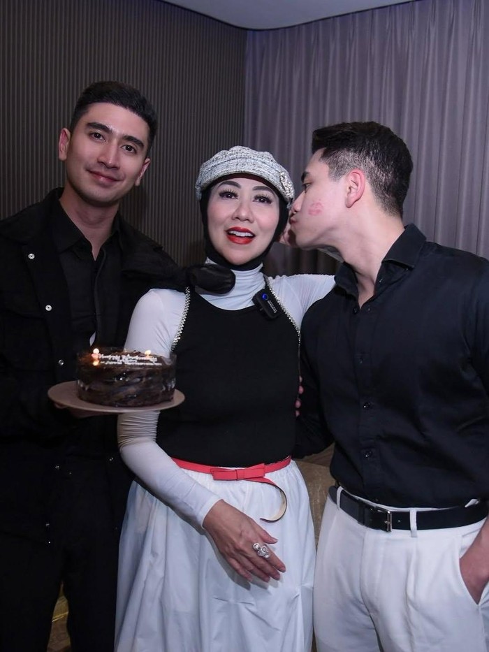 Venna Melinda Venna Melinda mendapat kejutan ulang tahun dari Athalla Naufal.