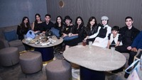 Pada momen hari ulang tahunnya, Venna Melinda merayakan dengan keluarga terdekat. Spesialnya, ada Fuji dan Aurel hadir. Fuji diketahu adalah teman dekat Verrell Bramasta dan Aurel adalah kekasih Athalla Naufal. Foto: dok. Instagram @athallanaufal7