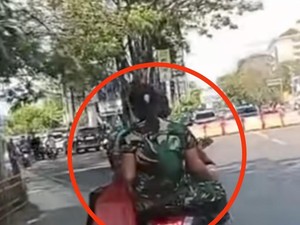Momen Oknum TNI di Makassar Boncengan Tanpa Helm Bebas Melintas Depan Polisi