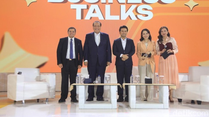 Wagub Jatim Emil Elestianto Dardak bersama Pendiri CT Corp Chairul di acara LPS Financial Festival 2025.