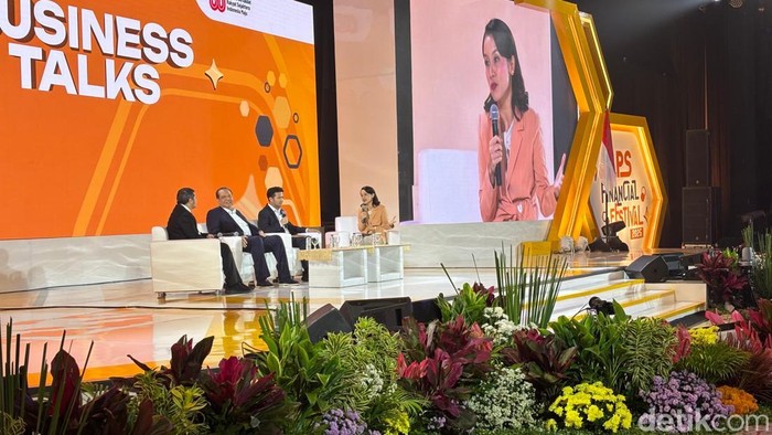 Wagub Jawa Timur Emil Elestianto Dardak  saat menjadi pembicara LPS Financial Festival 2025