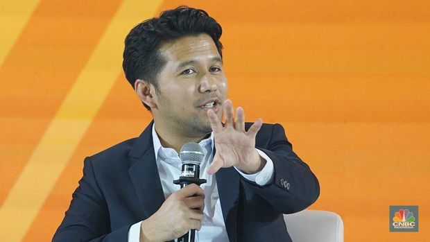 Wakil Gubernur Jawa Timur, Emil Dardak menyampaikan paparan dalam acara LPS Financial Festival 2025 di Dyandra Convention Center, Surabaya, Jawa Timur, Rabu (6/8/2025). (CNBC Indonesia/Tias Budiarto)