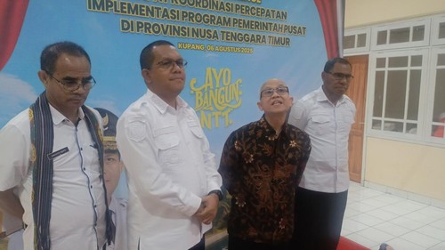 Wamendikdasmen, Atip Latipulhayat, saat memberikan keterangan kepada awak media di Kupang, Rabu (6/8/2025) (Simon Selly/detikBali)