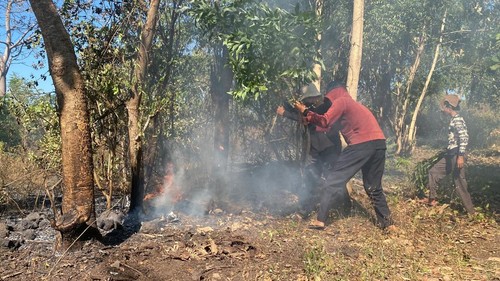 Warga berupaya memadamkan kebakaran lahan di Desa Dukuh, Kecamatan Kubu, Karangasem, Rabu (6/8/2025). (Istimewa)