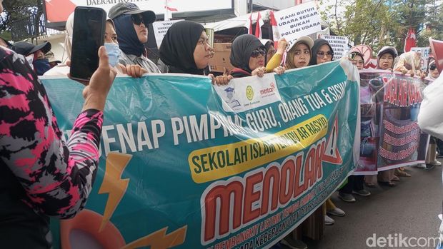 Warga di Makassar unjuk rasa di Gedung DPRD Kota Makassar, tolak kehadiran PLTSa.