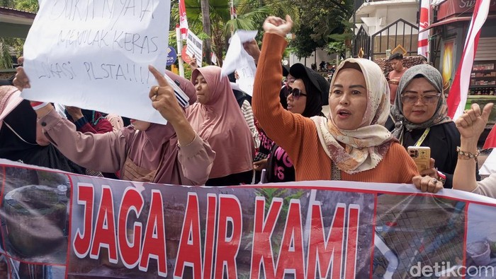Warga di Makassar unjuk rasa di Gedung DPRD Kota Makassar, tolak kehadiran PLTSa.