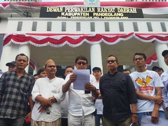 Warga kembali melakukan audiensi dengan DPRD Pandeglang soal TPA Bangkonol (Aris/detikcom)