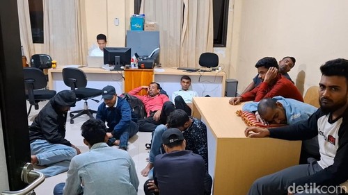 Belasan WN Bangladesh saat menjalani pemeriksaan di ruang Unit Peopple Smuggling Polda NTT, Rabu (6/8/2025). (Yufengki Bria/detikBali).