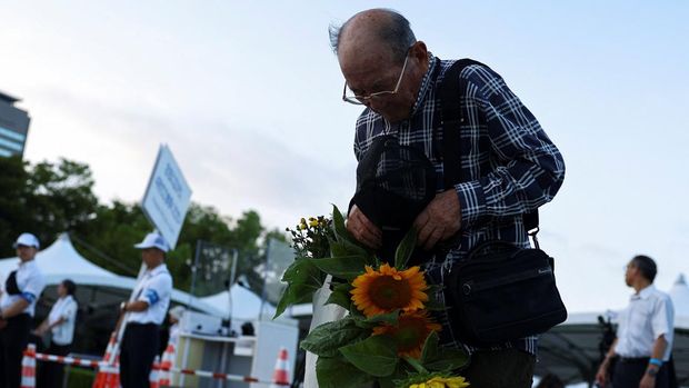 A man prays in front of the cenotaph for the victims of the 1945 atomic bombing, at the Peace Memorial Park in Hiroshima on the 80th Atomic Bombing Day anniversary in Hiroshima, western Japan, August 6, 2025. REUTERS/Kim Kyung-Hoon