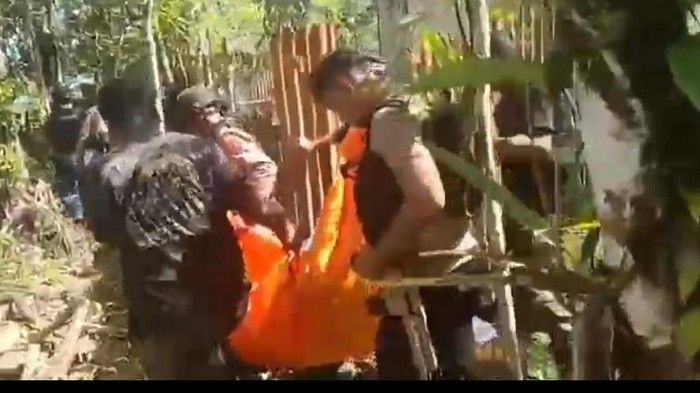 Yohanes Entamoi, buruh bangunan di Yahukimo, tewas dibunuh dua OTK. Polisi evakuasi jenazah dan kejar pelaku.