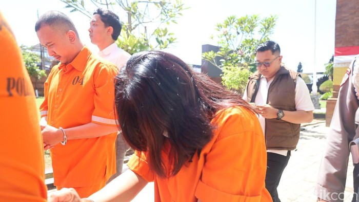 Yanti digiring ke ruang tahanan Mapolresta Denpasar setelah kedapatan akan mengedarkan sabu di Denpasar, Rabu (6/8/2025). (Aryo Mahendro/detikBali)