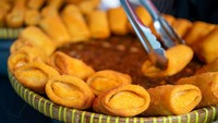 Risol Sur Mayo di Duren Tiga, Jakarta Selatan menjual risol mayo murah dan enak. Haarganya dari Rp 4.000 per biji. Foto: Getty Images/iStockphoto