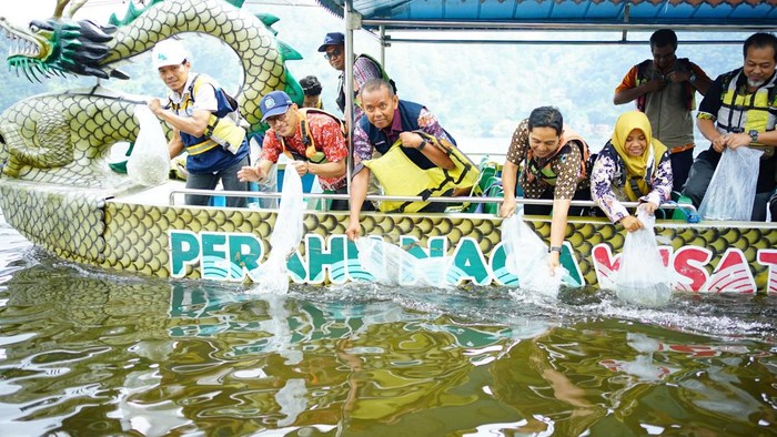 30 ribu benih ikan ditebar di Telaga Ngebel Ponorogo