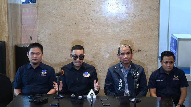 Bupati Kolaka Timur Abdul Azis membantah kabar bahwa dirinya terkena operasi tangkap tangan (OTT) KPK. Abdul Azis konferensi pers di sela persiapan Rakernas NasDem di Makassar, Kamis (7/8/25).