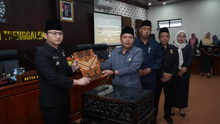 Ketua DPRD Trenggalek Doding Rahmadi dan Bupati Mochamad Nur Arifin