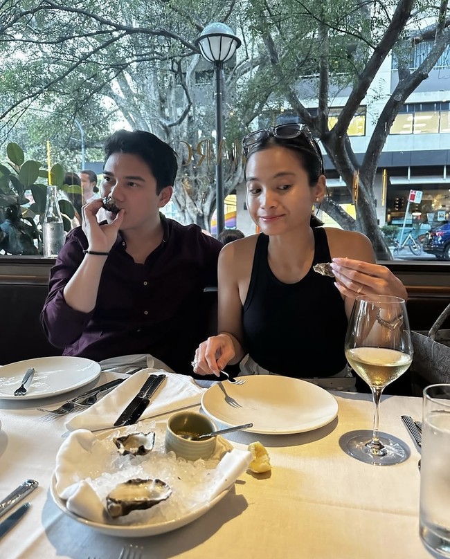 Acha dan Vicky resmi menikah pada 2016. Di tahun setelahnya keduanya dianugerahi seorang anak perempuan yang diberi nama Bridgia Kalina Karisma. Foto: Instagram/@septriasaacha