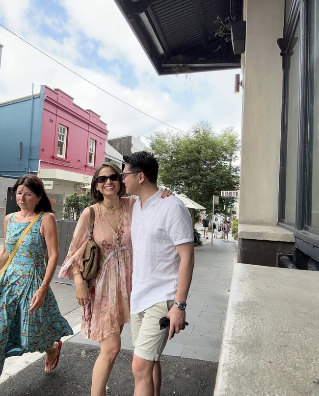 Setelah menikah hingga kini Acha diketahui masih menetap di Sydney, Australia. Keduanya selalu terlihat mesra dan harmonis, sehingga tak ada yang menyangka jika rumah tangga mereka mengalami keretakan. Foto: Instagram/@septriasaacha