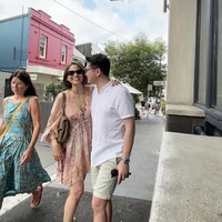 Setelah menikah hingga kini Acha diketahui masih menetap di Sydney, Australia. Keduanya selalu terlihat mesra dan harmonis, sehingga tak ada yang menyangka jika rumah tangga mereka mengalami keretakan. Foto: Instagram/@septriasaacha