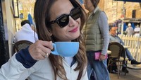 Seperti foto yang diunggah di Instagramnya ini. Acha membagikan momen saat ngopi di sebuah kafe di Sydney. Foto: Instagram/@septriasaacha