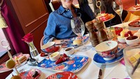 Ada juga keseruan Acha Septriasa saat menikmati afternoon tea di sebuah kafe di Sydney. Ada banyak kudapan manis yang tersaji di atas meja. Foto: Instagram/@septriasaacha