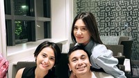 Saat di Australia, pelantun ‘Sampai Menutup Mata’ ini sering disambangi teman sesama artis. Seperti saat diajak ngopi bareng Raditya Dika dan Anisa Aziza ini. Foto: Instagram/@septriasaacha