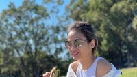 Tak kalah seru ada juga keseruan pemain film ‘My Heart’ saat piknik di Sydney Park. Ini momen Acha saat menikmati chicken karaage wrap. Foto: Instagram/@septriasaacha