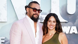 Adria Arjona, sktris yang sukses bikin penonton kepanasan bareng Glen Powell di film Hit Man. Hubungan mereka baru setahun, tapi chemistry-nya udah kayak pasangan lama.  Foto: PA Images via Getty Images/James Manning - PA Images