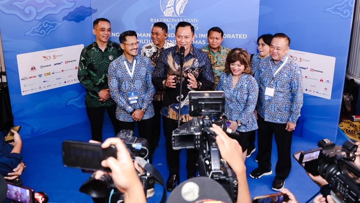 Menteri Koordinator Bidang Infrastruktur dan Pembangunan Kewilayahan, Agus Harimurti Yudhoyono (AHY) mengajak para pengusaha yang tergabung dalam Asosiasi Pengusaha Indonesia (Apindo) berperan aktif mendukung pembangunan infrastruktur nasional.