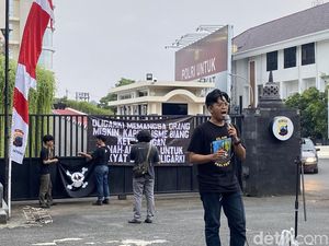 Bentangkan Bendera One Piece, Aksi Kamisan Minta Hakim Vonis Berat Robig