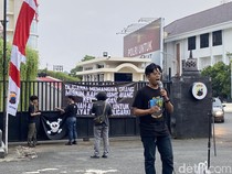 Bentangkan Bendera One Piece, Aksi Kamisan Minta Hakim Vonis Berat Robig