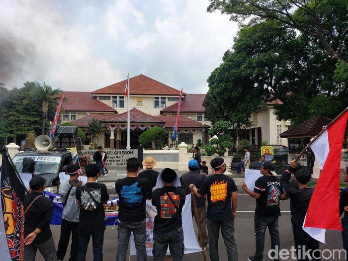 Aksi unjuk rasa warga Kecamatan Beber dan Greged di depan Kantor Bupati Cirebon