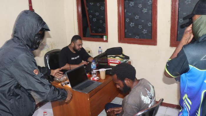Anggota KKB Nowaiten Telenggen saat menjalani pemeriksaan.
