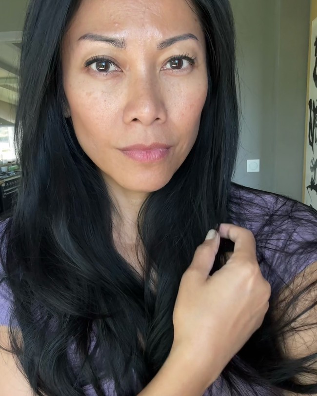 Saat berulang tahun ke-51, wanita itu pun merayakannya dengan selfie degan wajah asli. Ia mengaku sudah menerima semua tanda-tanda yang datang seiring dengan bertambahnya usia pada wajah yang diberikan orang tua. Foto: Instagram Anggun C Sasmi