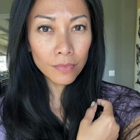 Saat berulang tahun ke-51, wanita itu pun merayakannya dengan selfie degan wajah asli. Ia mengaku sudah menerima semua tanda-tanda yang datang seiring dengan bertambahnya usia pada wajah yang diberikan orang tua. Foto: Instagram Anggun C Sasmi