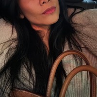 Anggun C Sasmi mempesona di usianya yang ke-51. Wanita yang identik dengan rambut hitam panjang dan kulit sawo matangnya tersebut baru-baru ini mengungkap rahasia perawatan kulitnya. Foto: Instagram Anggun C Sasmi