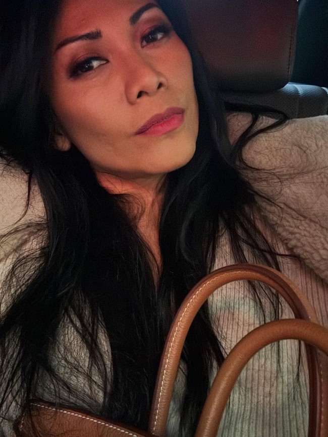 Anggun C Sasmi mempesona di usianya yang ke-51. Wanita yang identik dengan rambut hitam panjang dan kulit sawo matangnya tersebut baru-baru ini mengungkap rahasia perawatan kulitnya. Foto: Instagram Anggun C Sasmi