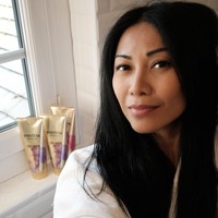 Dalam unggahan di Instagram, Anggun membagikan rahasia skincare saat syuting series Reacher. Wanita itu pun mengaku tidak pernah suntik Botox atau filler. Foto: Instagram Anggun C Sasmi