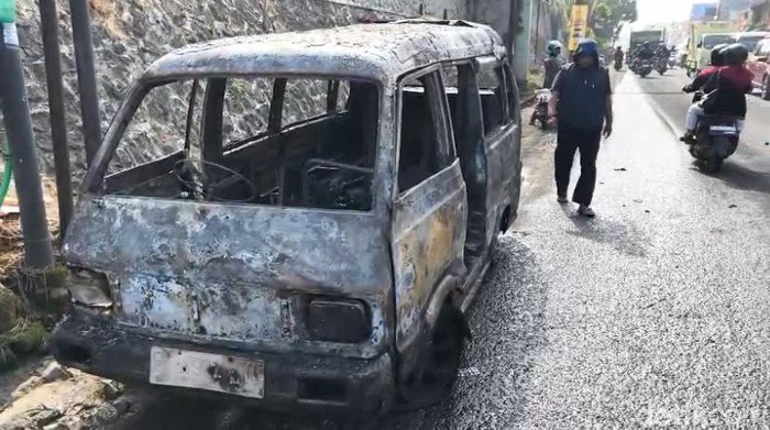 Angkot milik Ujang yang mendadak terbakar di  Jalan Raya Sukaraja, Kecamatan Sukaraja, Kabupaten Sukabumi, Kamis (7/8/2025).
